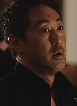 Description de l'image Kenneth_Choi_in_character_as_Howard_Han.jpg.