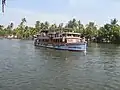 Autre bateau touristique avec passagers.
