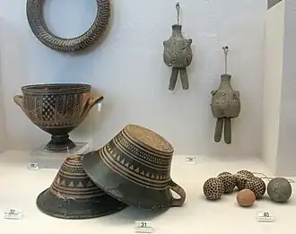 Tombe 33. Cimetière du Céramique. Xe&nbsp;siècle. Vases, "perles" d'argile et idoles-cloche (H. 8&nbsp;cm) d'une tombe à crémation