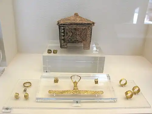 Boîte et bijoux d'une tombe de jeune fille. XIe&nbsp;siècle. Ancien cimetière du Céramique