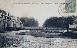 Le château de Kerguéhennec au début du XXe siècle : la cour d'honneur (carte postale).