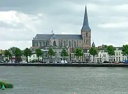 L’église Supérieure (De Bovenkerk) de Kampen et le quai de l'IJssel.