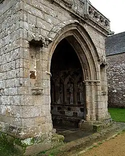Le porche. De part et d'autre, les deux niches, aujourd'hui vides.