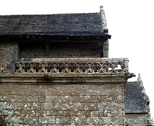 La secrétairerie, au-dessus du porche.