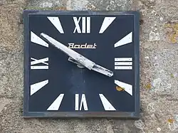 Horloge fixée sur la façade nord du clocher de l'église Saint-Étienne de Kersaint-Plabennec.