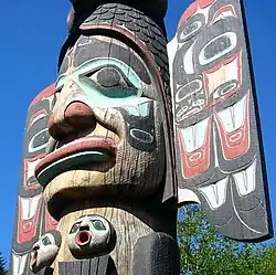 Mât totémique, Alaska, dans le style Tlingit.