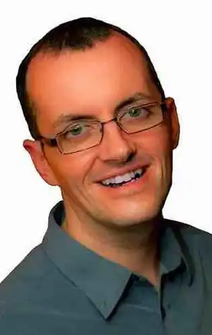 portrait d'un homme jeune avec des lunettes.