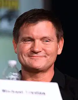 Photo d'un homme qui sourit.