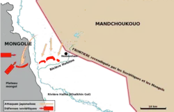 Carte détaillée de la Mandchourie montrant en rouge les défenses soviétiques et en rose les attaques japonaises.
