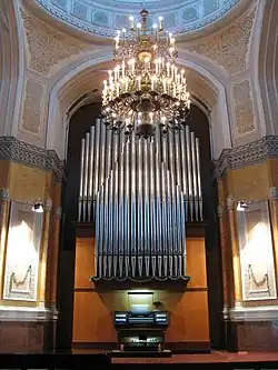 avec son orgue,