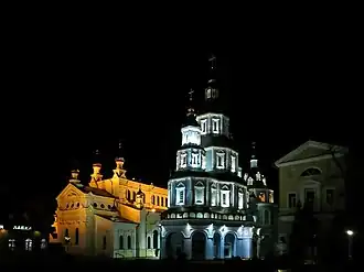 Vue du monastère de nuit.