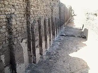 Enclos funéraire de Khâsekhemouy à Abydos.