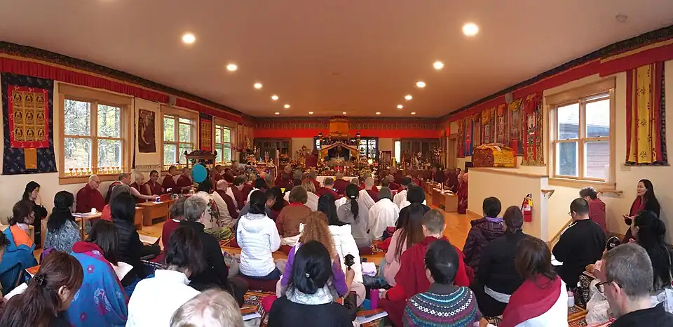 Khenpo Karthar se repose état de thukdam dans la salle principale du sanctuaire de Karme Ling