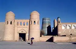 Vue du Kalta Minor et de l'extérieur de la médersa Mohammed Amin Khan depuis la porte Est.