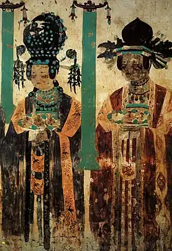 Dames originaires de Hotan, bouddhistes donatrices. À leur gauche (hors champ) une dame ouïgoure. Dunhuang, grotte 61 de Yulin, Xe&nbsp;siècle. Cinq dynasties.