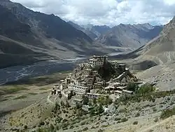 Key Gompa avec la rivière Spiti en arrière-plan.