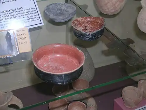 Vase de l'Âge de Bronze III de style Khirbet Kerak.