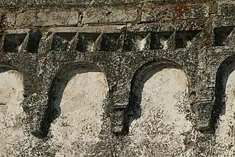 Bandes lombardes sur la façade.