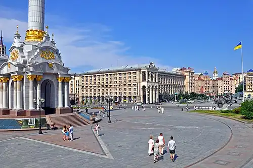 Piédestal du monument.