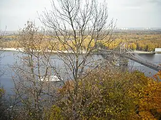 Pont à Kiev sur le Dniepr vers l'île Trukhaniv