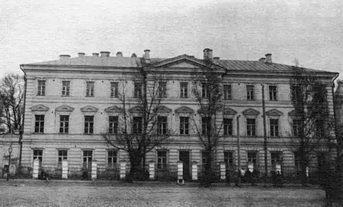Bâtiment du XIXe de l'Académie théologique de Kiev donnant sur la Ppace des Contrats. Reconstruit en 1821-1823 par Andreï Melenski.