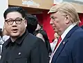 Des sosies de Kim Jong-un et de Donald Trump (incarnés par Howard X&nbsp;(en) et Dennis Alan) en marge du sommet entre la Corée du Nord et les États-Unis à Singapour (2018).
