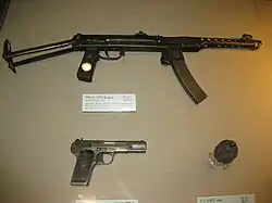 Le pistolet Tokarev TT 33, le PPS-43 et une grenade de Kim Shin-jo au mémorial de la guerre de Corée&nbsp;(en)