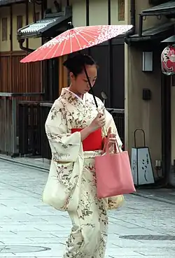 Femme en kimono à Kyoto.