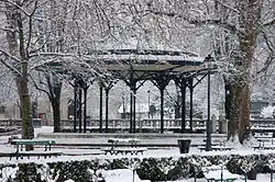 Photo du kiosque du jardin de ville sous la neige.