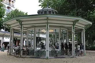 Après rénovation, côté rue Wilson, en juin 2025, avec le glacier Amorino.
