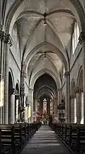 La nef, croisées de voûtes, alternance de piliers et colonnes.