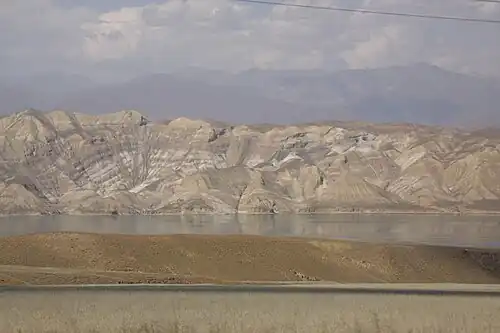 Côte nord-est du lac de Toktogul.