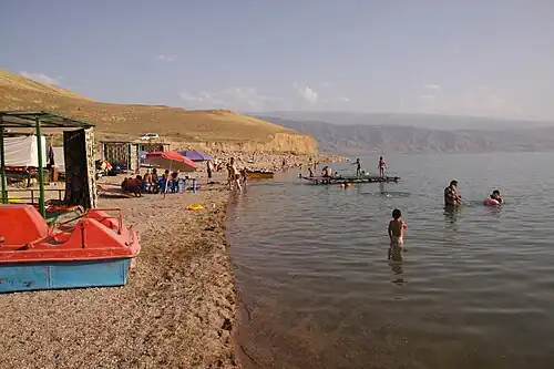 Plage sur le lac, proche de la ville de Toktogul.