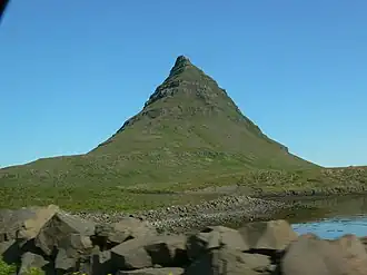 Vue de Kirkjufell par son côté le plus étroit.