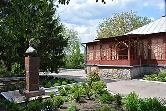 Bâtiment et buste classé du Musée d'histoire locale de Kirovohrad.