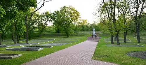 Monument aux victimes du nazisme dans l'un des bastions, sur les côtés se trouvent des fosses communes qui sont des tranchées fermées avec des corps