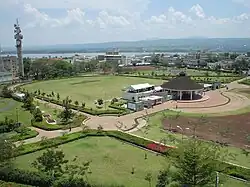 Le stade Jomo Kenyatta et la tour des télécommunications.