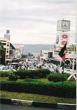 Oginga Odinga street depuis Achieng' Oneko road avec la Clock tower dans le fond.