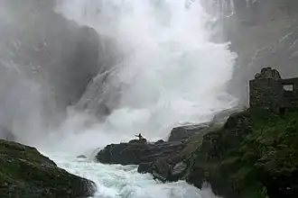 La cascade Kjosfossen, sur le parcours de la Flåmsbana.