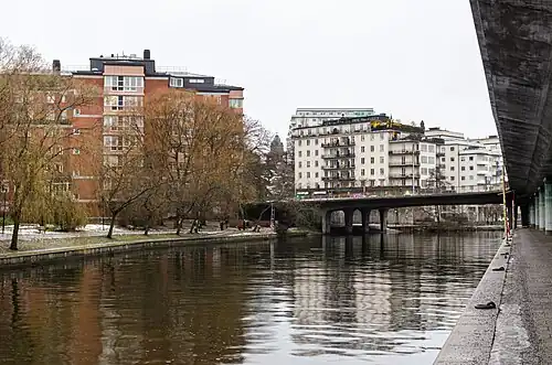 Klara sjö en 2023. Kungsholms strand à gauche et une partie de Centralbron à droite. En arrière-plan, Klarabergsviadukten et Kungsbro strand.