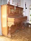 Piano droit en bois ancien (entre 1890 et 1940).