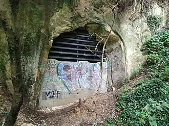 Une entrée fermée de la carrière, accessible aux chauves-souris.