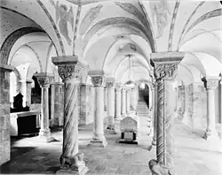 Crypte de l'église abbatiale, photographie, 1954.