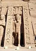 Ramsès II portant le Tjèni (facade du petit temple d'Abou Simbel)