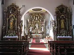 Vue de la nef et de l'autel.