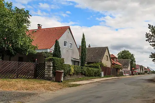 Une rue de Kněžice.