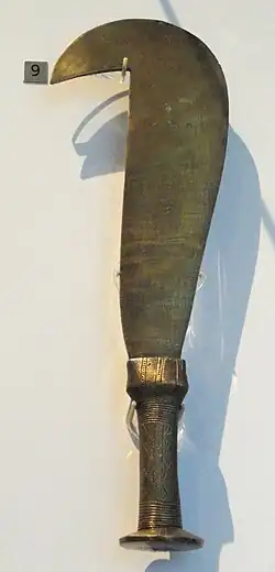 Couteau à lame courbe. Fer, bois, laiton. Congo ou RDC.