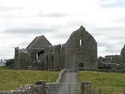 Photographie d'un bâtiment religieux en ruines, mais debout