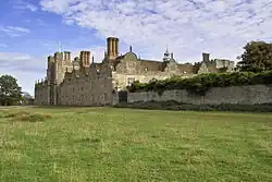 Photo.Façade latérale d'une imposante demeure seigneuriale du XVIIe