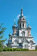 Photographie de l'église Prince Vladimir par ciel bleu.
